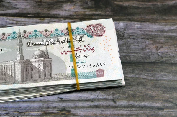 Mısır para desteleri 200 EGP LE, 100 ve 50 EGP LE banknotları 200, 150 Mısırlı ve 50 Pound döviz faturaları, Mısır para döviz kuru ve ekonomi durumu