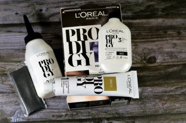Kahire, Mısır, 6 Kasım 2023: Loreal Paris Dahice saç rengi, mikro yağ teknolojisi kullanılarak yapılan ve saçların daha rahat ve sağlıklı hissetmesine yardımcı olan Loreal S.A., Clichy 'deki bir Fransız özel bakım şirketi.