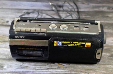 Kahire, Mısır, 6 Kasım 2023: Sony Radio Cassette Corder CFM-D1, çift hoparlör sistemi, Sony Group Corporation eski adıyla Tokyo Tsushin Kogyo K.K., çok uluslu Japon holdingi CO