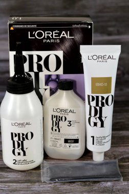 Kahire, Mısır, 6 Kasım 2023: Loreal Paris Dahice saç rengi, mikro yağ teknolojisi kullanılarak yapılan ve saçların daha rahat ve sağlıklı hissetmesine yardımcı olan Loreal S.A., Clichy 'deki bir Fransız özel bakım şirketi.
