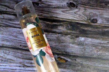 Kahire, Mısır, 9 Kasım 2023: Bath ve Body 'nin Gülü Güzel Kokulu Sis, Banyo ve vücut çalışmaları LLC. Sabun, losyon, parfüm ve mum satan bir Amerikan mağaza zinciri.