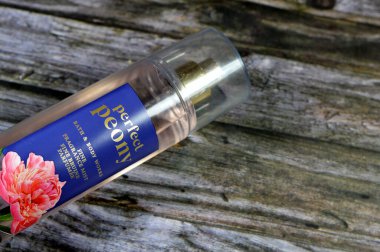 Kahire, Mısır, 9 Kasım 2023: Banyo ve Vücut Mükemmel Şakayık Güzel Kokulu Sis, Banyo ve Vücut İşleri LLC. Sabun, losyon, parfüm ve mum satan bir Amerikan mağaza zinciri.