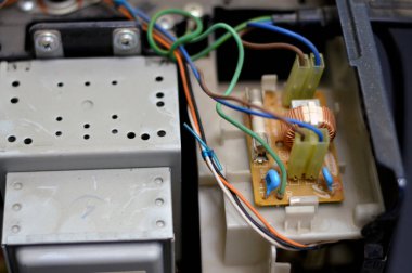 Kahire, Mısır, 9 Kasım 2023: Samsung mikrodalga fırın bakımı ve onarımı, mikrodalga frekans aralığındaki elektromanyetik radyasyona maruz bırakılarak yemeği ısıtan ve pişiren elektrikli fırın