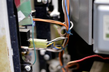 Kahire, Mısır, 9 Kasım 2023: Samsung mikrodalga fırın bakımı ve onarımı, mikrodalga frekans aralığındaki elektromanyetik radyasyona maruz bırakılarak yemeği ısıtan ve pişiren elektrikli fırın