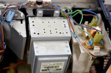 Kahire, Mısır, 9 Kasım 2023: Samsung mikrodalga fırın bakımı ve onarımı, mikrodalga frekans aralığındaki elektromanyetik radyasyona maruz bırakılarak yemeği ısıtan ve pişiren elektrikli fırın