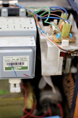 Kahire, Mısır, 9 Kasım 2023: Samsung mikrodalga fırın bakımı ve onarımı, mikrodalga frekans aralığındaki elektromanyetik radyasyona maruz bırakılarak yemeği ısıtan ve pişiren elektrikli fırın