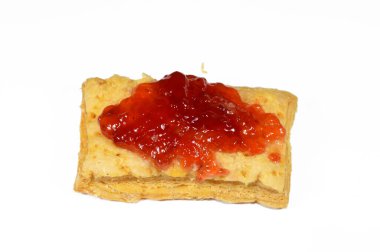 Milenyum, milföy, Napolyon, vanilya ve muhallebi dilimleri üstüne çilek reçeli, kremalı puf böreği katmanlı Fransız tatlısı, puf böreği katmanları.