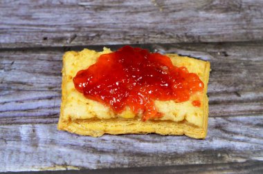 Milenyum, milföy, Napolyon, vanilya ve muhallebi dilimleri üstüne çilek reçeli, kremalı puf böreği katmanlı Fransız tatlısı, puf böreği katmanları.