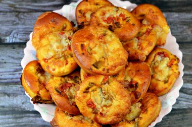 Mini pizza yığını, genellikle yuvarlak, mayalanmış buğday bazlı hamurun domates, peynir ve diğer malzemelerle kaplı düz tabanlı, İtalyan kökenli bir yemektir.