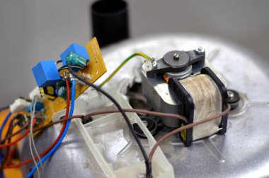 Kahire, Mısır, 9 Kasım 2023: Philips Air fritöz bakımı, onarım, küçük bir nakliye firını, fan destekli fırın, yağda kızartma ile aynı şeyi yapar ama yağda pişirmez.