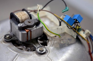 Havalandırma bakımı, onarım, küçük bir konveksiyon fanı destekli fırın, aynı şeyi yapıyor ama yağın içine yemek koymadan, vantilatörler yüzünden ısı yayıyor.