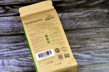 Kahire, Mısır, 12 Kasım 2023: Sofianopoulo kahvesi kakule ile birlikte orta boy Türk kahvesi, 1908 yılından beri kahve ve kahve kaynağı, kırmızı veya mor meyvenin içindeki çekirdek