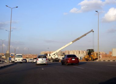 Kahire, Mısır, 14 Kasım 2023: İnşaat alanında seyyar bir vinç, ağır ve hazır bir atat, malzeme işleme ürünleri ve hizmetleri için, Terex vinç mobil aracını kaldırmak için