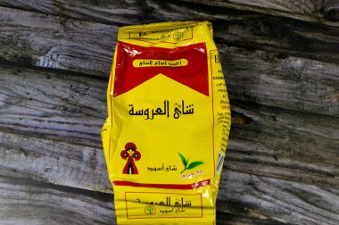 Kahire, Mısır, 15 Kasım 2023: El Arosa Kara Çay, birçok yararlı özelliği olan, kalbe ve kemiklere iyi gelen. İdrar söktürücü etkisi, antioksidan ve koruyucu etkisi var.