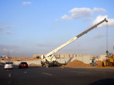 Kahire, Mısır, 14 Kasım 2023: İnşaat alanında seyyar bir vinç, ağır ve hazır bir atat, malzeme işleme ürünleri ve hizmetleri için, Terex vinç mobil aracını kaldırmak için