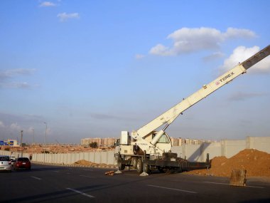 Kahire, Mısır, 14 Kasım 2023: İnşaat alanında seyyar bir vinç, ağır ve hazır bir atat, malzeme işleme ürünleri ve hizmetleri için, Terex vinç mobil aracını kaldırmak için