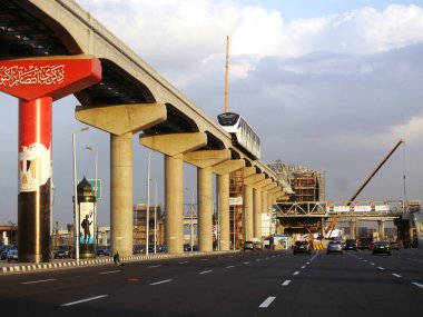 Kahire, Mısır, 14 Kasım 2023: Mısır istasyonlarından birinin önündeki raylı tren yolu, Kahire 'de şu anda yapım aşamasında olan iki hatlı bir mono ray hızlı ulaşım sistemidir.
