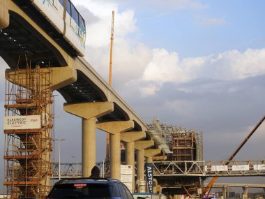Kahire, Mısır, 14 Kasım 2023: Mısır istasyonlarından birinin önündeki raylı tren yolu, Kahire 'de şu anda yapım aşamasında olan iki hatlı bir mono ray hızlı ulaşım sistemidir.