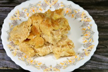 Geleneksel Arap Mısırlı Doğu tatlı mutfağı Om Ali, Mısır Ekmek Pudingi, sütten yapılmış, Mısır ekmeği roqaq veya mille-feuille, millefeuille, krema, fındık, Mısır tatlı tatlı tatlısı