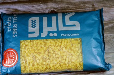 Kahire, Mısır, 6 Kasım 2023: Kahire çiğ çiğ makarna, kuru makarna küçük halkalar, buğdaydan yapılmış, İtalyan ve diğer tariflerle pişirilmeye hazır seçici makarna odağı