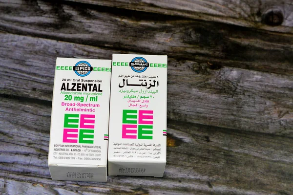 Kahire, Mısır, 6 Kasım 2023: Alzental 20 mg / mL süspansiyon (Albendazole) 20 mL şişe, geniş spektrumlu antelmintik, Enterobiasis, Ascariasis, Ancylostomiasis, Trichuriasis, Strongyloidiasis