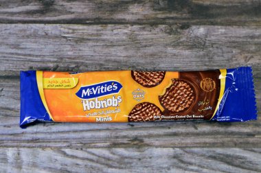Kahire, Mısır, 21 Kasım 2023: McVities Hobnobs Mini çikolatalı yulaf kurabiyeleri, McVitie 's, Birleşik Bisküviler' e ait bir İngiliz atıştırmalık ürünüdür.