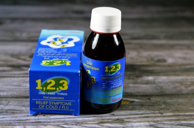 Kahire, Mısır, 20 Kasım 2023: Bir İki Üç 123 soğuk algınlığı belirtileri azaltmak için çocuklara oral uzaklaştırma (asetaminofen) 160mg, Pseudoefedrine Hydrochloride 15mg, Chlorpheniramine