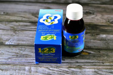 Kahire, Mısır, 20 Kasım 2023: Bir İki Üç 123 soğuk algınlığı belirtileri azaltmak için çocuklara oral uzaklaştırma (asetaminofen) 160mg, Pseudoefedrine Hydrochloride 15mg, Chlorpheniramine