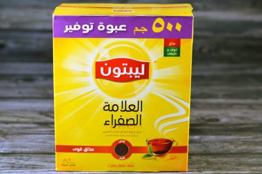 Kahire, Mısır, 23 Kasım 2023: Lipton siyah toz çayı, güçlü doğal tat, olgunlaşmış çay yaprakları, Lipton, Lipton çayı markası, Sör Thomas Lipton 'a ait.