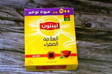 Kahire, Mısır, 23 Kasım 2023: Lipton siyah toz çayı, güçlü doğal tat, olgunlaşmış çay yaprakları, Lipton, Lipton çayı markası, Sör Thomas Lipton 'a ait.