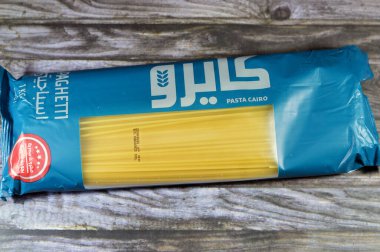 Kahire, Mısır, 23 Kasım 2023: Kahire çiğ çiğ makarna, kuru makarna, buğdayla yapılan, İtalyan ve diğer tariflerde pişirilmeye hazır seçici kuru makarna odağı, seçici odaklı