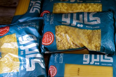 Kahire, Mısır, 23 Kasım 2023: Kahire çiğ çiğ makarna, kuru makarna, buğdayla yapılan, İtalyan ve diğer tariflerde pişirilmeye hazır seçici kuru makarna odağı, seçici odaklı