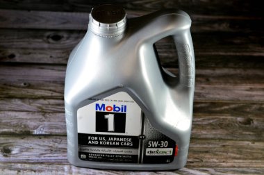 Kahire, Mısır, 23 Kasım 2023: Mobil 1 15W-30 Dexos 1 GM onaylandı, ABD, Japon ve Kore araçlarında kullanılan arabalar için tam sentetik motor yağı, araba bakımı ve servis konsepti