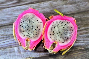 Ejderha meyvesi, pitaya, pitahaya, Selenicereus (eski adıyla Hylocereus) cinsinin meyvesi, her ikisi de Cactaceae familyasından, deri benzeri deri ve meyve kabuğunun dış kısmında belirgin pullu dikenler, çilek armudu.