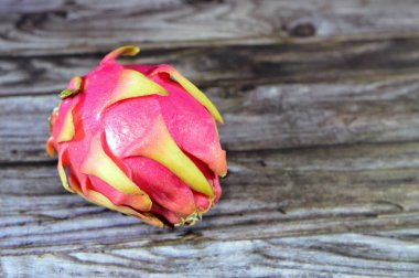 Ejderha meyvesi, pitaya, pitahaya, Selenicereus (eski adıyla Hylocereus) cinsinin meyvesi, her ikisi de Cactaceae familyasından, deri benzeri deri ve meyve kabuğunun dış kısmında belirgin pullu dikenler, çilek armudu.