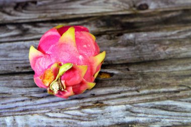 Ejderha meyvesi, pitaya, pitahaya, Selenicereus (eski adıyla Hylocereus) cinsinin meyvesi, her ikisi de Cactaceae familyasından, deri benzeri deri ve meyve kabuğunun dış kısmında belirgin pullu dikenler, çilek armudu.