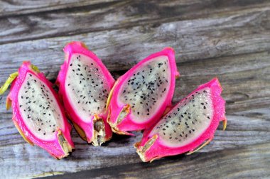 Ejderha meyvesi, pitaya, pitahaya, Selenicereus (eski adıyla Hylocereus) cinsinin meyvesi, her ikisi de Cactaceae familyasından, deri benzeri deri ve meyve kabuğunun dış kısmında belirgin pullu dikenler, çilek armudu.