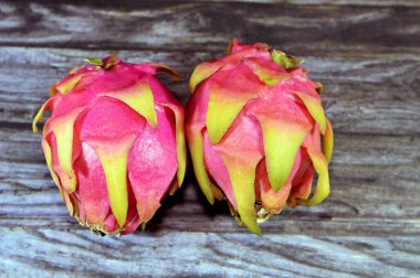 Ejderha meyvesi, pitaya, pitahaya, Selenicereus (eski adıyla Hylocereus) cinsinin meyvesi, her ikisi de Cactaceae familyasından, deri benzeri deri ve meyve kabuğunun dış kısmında belirgin pullu dikenler, çilek armudu.