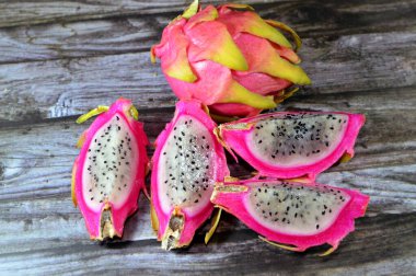 Ejderha meyvesi, pitaya, pitahaya, Selenicereus (eski adıyla Hylocereus) cinsinin meyvesi, her ikisi de Cactaceae familyasından, deri benzeri deri ve meyve kabuğunun dış kısmında belirgin pullu dikenler, çilek armudu.