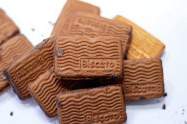 Kahire, Mısır, 23 Kasım 2023: Biscato chato ingiliz tipi çikolatalı bisküvi, çerez olarak lezzetli çikolatalı bisküvi ve çay saatleri, dengeli tatlı bir tadı ve seçici bir odağı var.