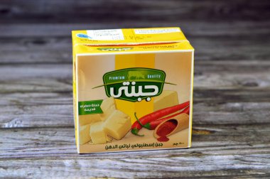 Kahire, Mısır, 23 Kasım 2023: Pastörize inek ve bufalo sütü kullanılarak üretilen Gebnety istanbolly sarı peyniri, günlük yemeklerinize peynirli sandviç ve atıştırmalıklar eklemek için kullanılır.