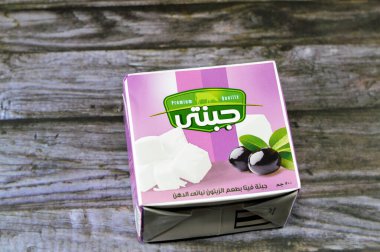 Kahire, Mısır, 23 Kasım 2023: Pastörize inek ve bufalo sütü kullanılarak üretilen zeytinli Gebnety feta peyniri, günlük yemeklerinize peynirli sandviç ve abur cubur eklemek için kullanılır.