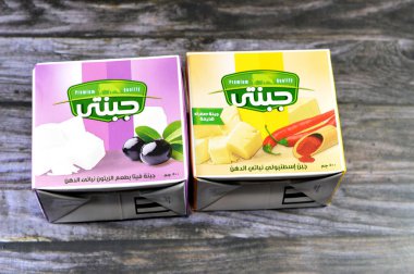 Kahire, Mısır, 23 Kasım 2023: Gebnety istanboli sarı ve zeytinli peynir, pastörize inek ve bufalo sütü, günlük yemeklerinize peynirli sandviç ve abur cubur yapmak için kullanılır.