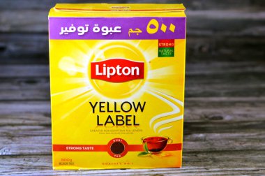 Kahire, Mısır, 23 Kasım 2023: Lipton siyah toz çayı, güçlü doğal tat, olgunlaşmış çay yaprakları, Lipton, Lipton çayı markası, Sör Thomas Lipton 'a ait.