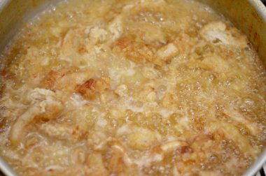 Kızarmış mürekkep balığı, uzun yumuşak gövdeli yumuşakça, büyük gözler, sekiz kol ve iki dokunaçlı süper düzen deapodiformes mürekkep balığı, kamuflaj ve sinyal için renk değiştirebilir.