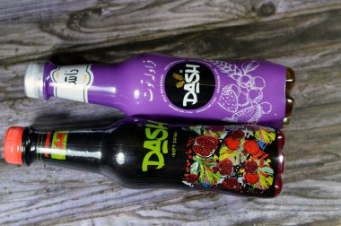 Kahire, Mısır, 24 Kasım 2023: Dash soda meyve aromalı çilek ve nar aromalı içecek, çeşitli tatlarda lezzetli içecek, ferahlatıcı soğuk içecek, seçici odaklanma