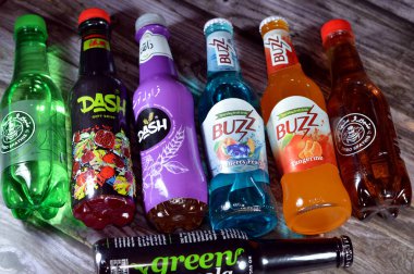 Kahire, Mısır, 24 Kasım 2023: Spiro Spathis, Dash, Buzz, yeşil kola, karbonatlı meşrubat içecekleri, farklı şirketlerin çeşitli çeşidi ve tatları.