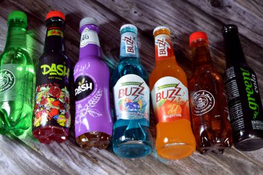 Kahire, Mısır, 24 Kasım 2023: Spiro Spathis, Dash, Buzz, yeşil kola, karbonatlı meşrubat içecekleri, farklı şirketlerin çeşitli çeşidi ve tatları.