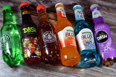 Kahire, Mısır, 24 Kasım 2023: Spiro Spathis, Dash, Buzz, yeşil kola, karbonatlı meşrubat içecekleri, farklı şirketlerin çeşitli çeşidi ve tatları.