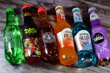 Kahire, Mısır, 24 Kasım 2023: Spiro Spathis, Dash, Buzz, yeşil kola, karbonatlı meşrubat içecekleri, farklı şirketlerin çeşitli çeşidi ve tatları.